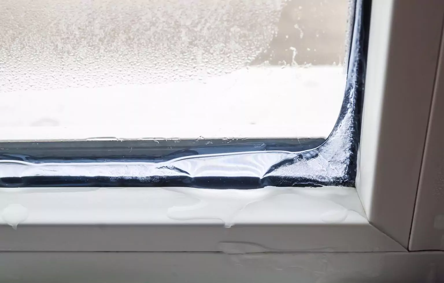 Лёд в углу окна